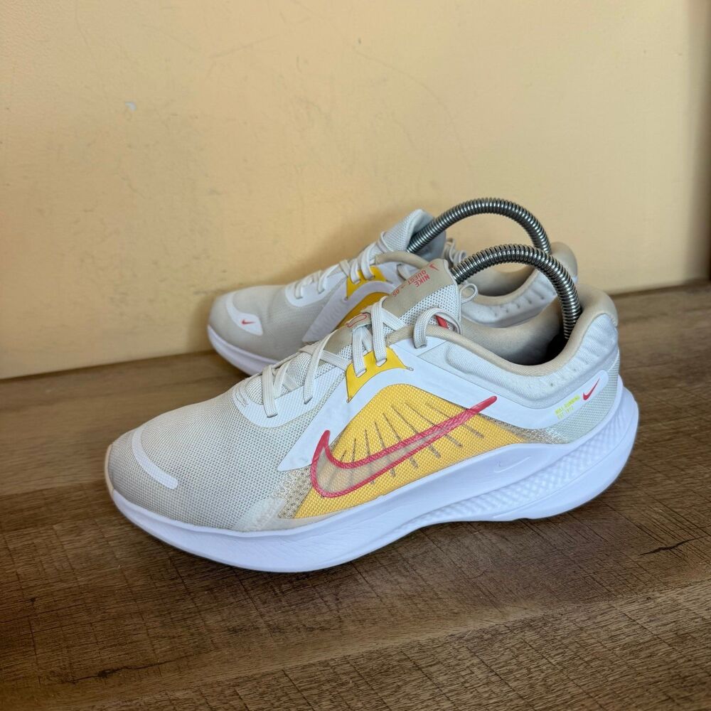 women's Nike Quest 5 running shoes size 8